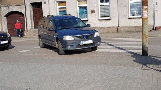 Mistrz parkowania stanął centralnie na pasach