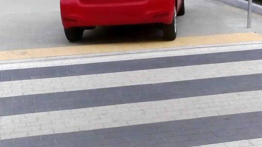 Mistrz parkowania stanął na pasach