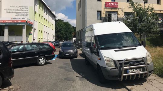 „Mistrz parkowania” zatarasował ul. Niepodległości
