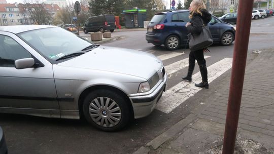 Mistrzowie parkowania blokują przejścia
