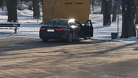 Mistrzowie parkowania. Jeden jako taksówka, drugi niczym zebra Mistrzowie parkowania. Jeden jako taksówka, drugi niczym zebra