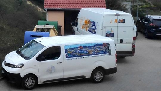 Mistrzowie parkowania zastawili dojście do śmietników - skarży się gryfinianka