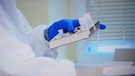 Młoda kobieta zakażona koronawirusem