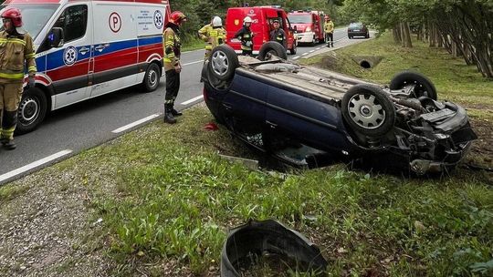 Młody kierowca w ciężkim stanie po dachowaniu