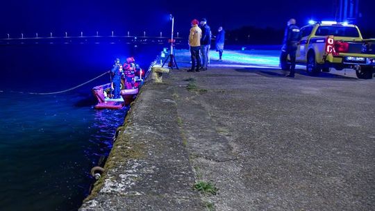 Młody mężczyzna wpadł do wody w swoim samochodzie. Wyciągnięto wrak i zwłoki