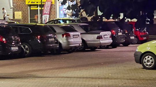 Młody mężczyzna zginął dźgnięty nożem po awanturze przed sklepem nocnym. Trwa obława