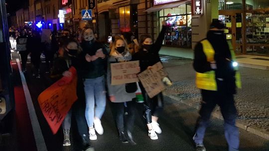 Młodzi ludzie protestują na ulicach. Śpiewają i wykrzykują hasła