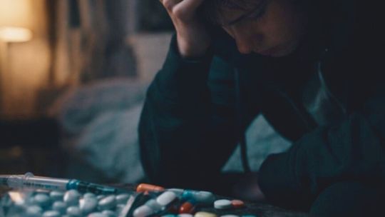 Cicha śmierć w tabletkach. Lekarze alarmują o zabójczych mieszankach i braku świadomości rodziców