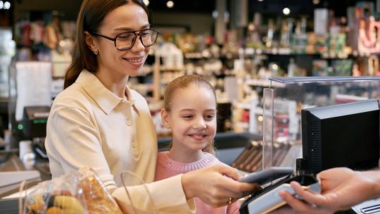 Koniec ery portfela: Młodzi Polacy masowo porzucają gotówkę na rzecz płatności telefonem