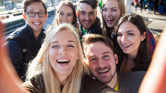 To określenie przejmują osoby dorosłe. Młodzieżowe Słowo Roku 2025 wywodzi się z gwary więziennej To określenie przejmują osoby dorosłe. Młodzieżowe Słowo Roku 2025 wywodzi się z gwary więziennej