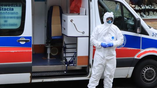 Mniej testów, mniej zakażeń