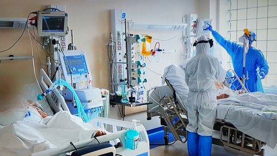 Mniej zakażeń i hospitalizacji osób z COVID-19