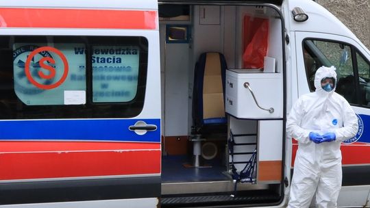 Mniej zgonów, ale więcej zakażeń