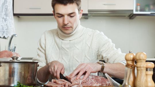 Moda na wege przegrywa z tradycją. Polacy wciąż wybierają mięso i wędliny na co dzień
