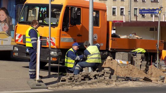 Montują lampę rozwaloną w… sylwestra