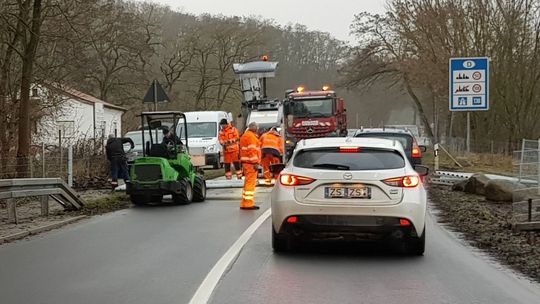 Montują na drodze nową przeszkodę na dziki. Kierowcy, uważajcie! [FOTO]