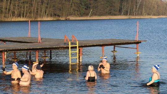 Morsy szykują się na mikołajową paradę i kąpiel w zimowym Bałtyku [FILM]