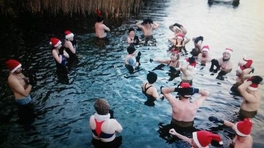 Morsy z Jeziora Wełtyńskiego zapraszają na mikołajkową kąpiel i ognisko