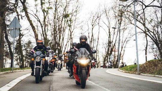 Wiosna idzie, a motocykliści lubią sobie zaszaleć. Jazda między domami