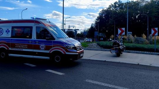 Motocyklista potrącony na rondzie w Gryfinie. Nastolatek w szpitalu Motocyklista potrącony na rondzie w Gryfinie. Nastolatek w szpitalu