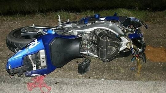 Motocyklista uderzył w skarpę. Jest poważnie ranny 