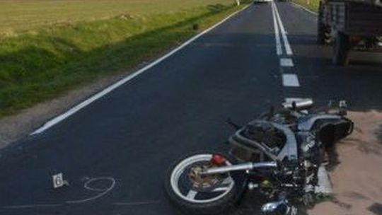 Motocyklista wpadł na ciągnik. Ranny przetransportowany do szpitala helikopterem