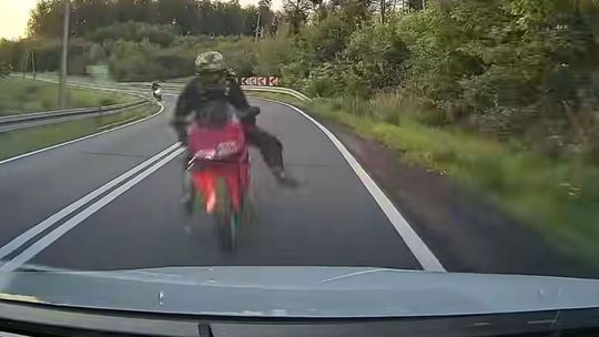 Motocyklista zderzył się czołowo z autem. Nagranie tuż przez wypadkiem