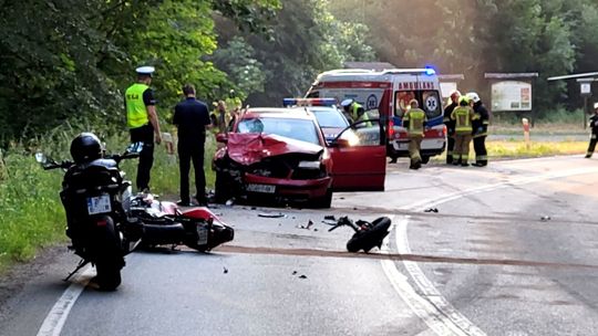 Motocyklista zderzył się z samochodem. Tragedia na zakręcie