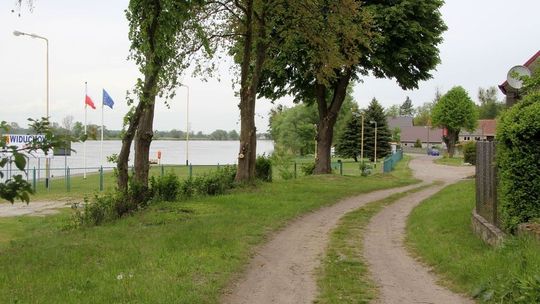 Motorem uciekł w pole, ale policjant i tak go złapał