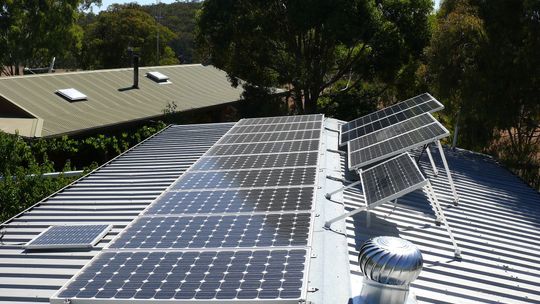 Możliwości finansowania instalacji fotowoltaicznych dla gmin i przedsiębiorstw