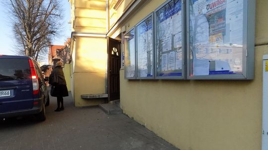 Można już przechodzić pod urzędem i korzystać z tablicy ogłoszeń. Czy jest bezpiecznie?