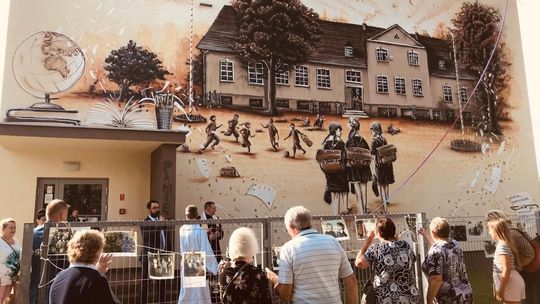 Mural w Krzywinie odsłonili i na dożynkach sołeckich się bawili [FOTO]