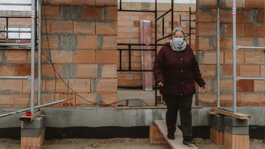 Mury świetlicy pną się do góry