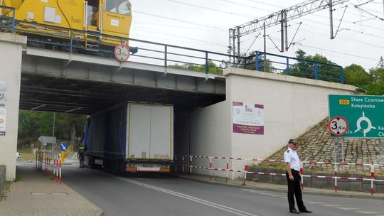 Musi spuścić powietrze z kół aby wydostać się spod wiaduktu [FOTO]