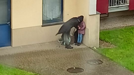 Musiała z dzieckiem szukać schronienia. Tercet zapomniał o wiatach? Musiała z dzieckiem szukać schronienia. Tercet zapomniał o wiatach?