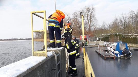 Musieli obniżyć poziom wody na „Delfinku”