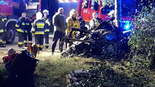 Musieli wyciąć dach auta, żeby uwolnić 19-latka [ZDJĘCIA]