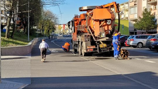 Muszą przepchać. Zablokują na jakiś czas ruch uliczny Muszą przepchać. Zablokują na jakiś czas ruch uliczny
