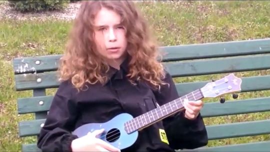 Muzyczny prezent od dzieci dla strażaków