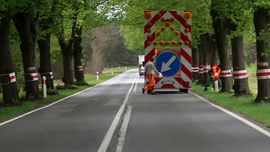Myją słupki na drodze krajowej nr 31