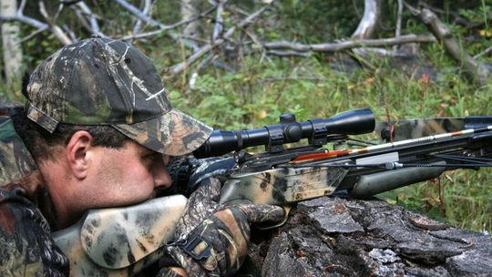 Myśliwy dwukrotnie strzelił zabijając myśliwego. Pomylił człowieka z dzikiem?