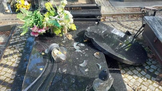 Na cmentarzu doszło do aktu wandalizmu?