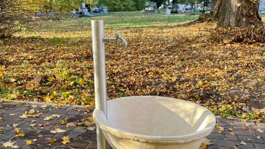 Na cmentarzu wymienili ogrodzenie i doprowadzili wodę 