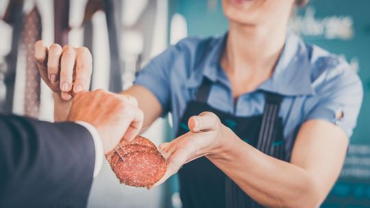 Na czym polega praca hostessy? Czego się od niej oczekuje?