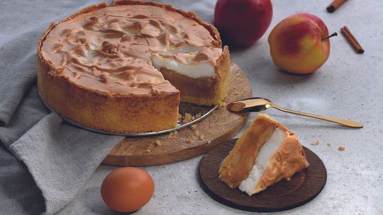 Na Dzień Babci i Dziadka podajemy przepis na szarlotkę z bezą Na Dzień Babci i Dziadka podajemy przepis na szarlotkę z bezą
