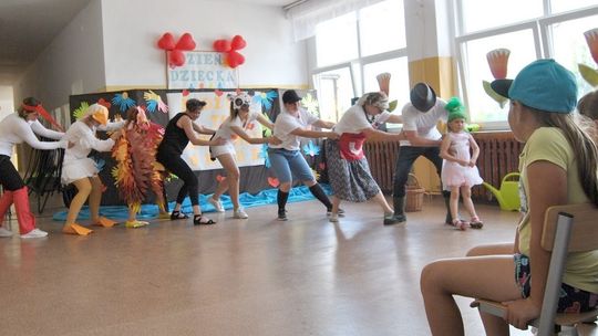Na festynie rodzinnym nauczyciele przedstawili „Rzepkę” 