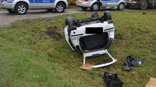 Na łuku samochód z małżeństwem wypadł z drogi. Pasażerka w szpitalu, a kierowca z mandatem