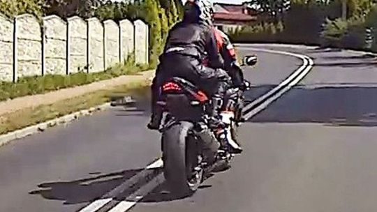 Na motocyklu płonęło małżeństwo. Uratowali ich policjanci