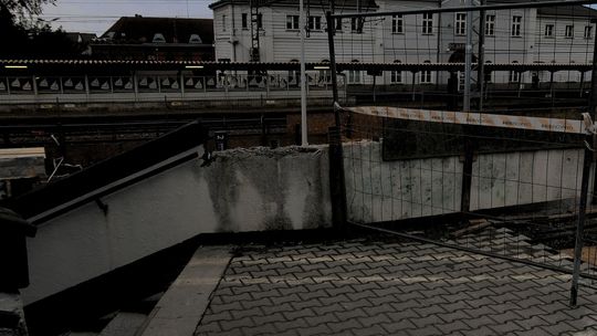 Na nieoświetlonych schodach może dojść do tragicznego w skutkach wypadku - ostrzega czytelnik