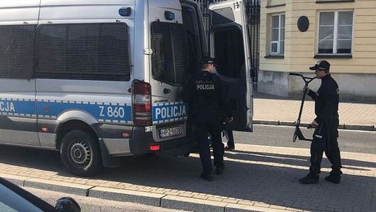 Na oczach policjantów wywrócił się na hulajnodze. Był pijany